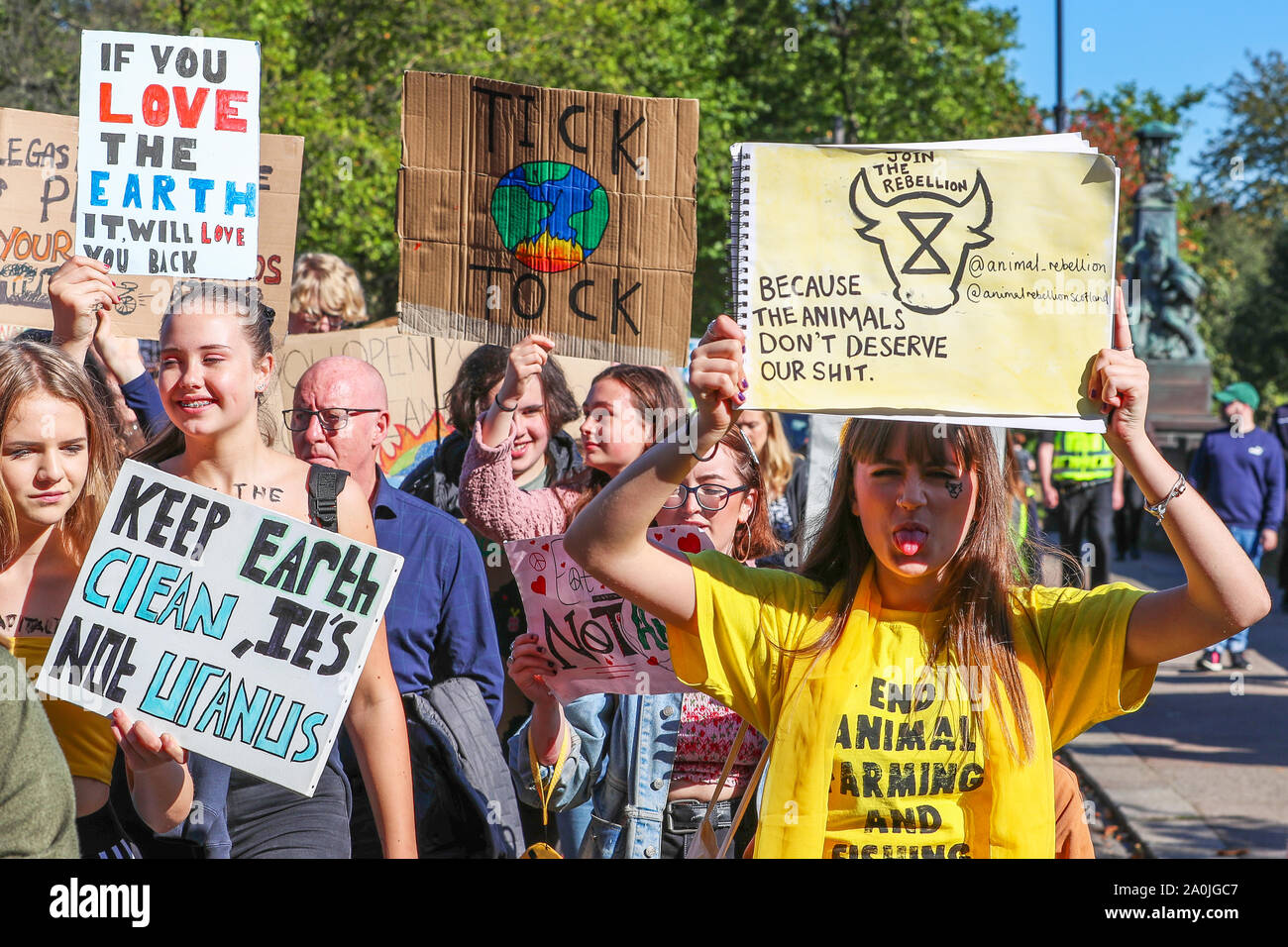 Glasgow, Regno Unito. Il 20 settembre 2019. Diverse migliaia di girato fuori per prendere parte al 'Scottish clima della gioventù percussori' marzo da Kelvingrove Park, attraverso la città a un assembly in George Square per richiamare l attenzione sulla necessità di un' azione contro il cambiamento climatico. Questa parata è stata solo una di una serie che sono state svolgendo in tutto il Regno Unito come parte di una strategia coordinata per giorno di azione. Credito: Findlay / Alamy News. Foto Stock