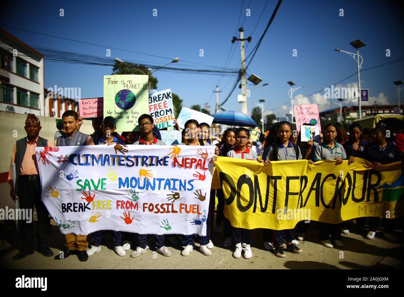 Kathmandu, Nepal. Xx Settembre, 2019. Gli studenti prendono parte in un rally a chiamata per le azioni di lotta contro il cambiamento climatico a Kathmandu, Nepal, Sett. 20, 2019. Credito: Xinhua/Alamy Live News Foto Stock