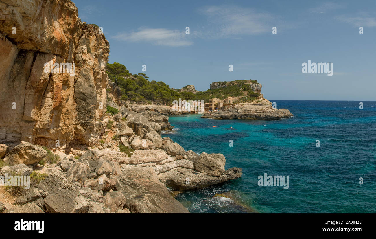 Vista panoramica di Cala Salmonia, costa mediterranea. Foto Stock