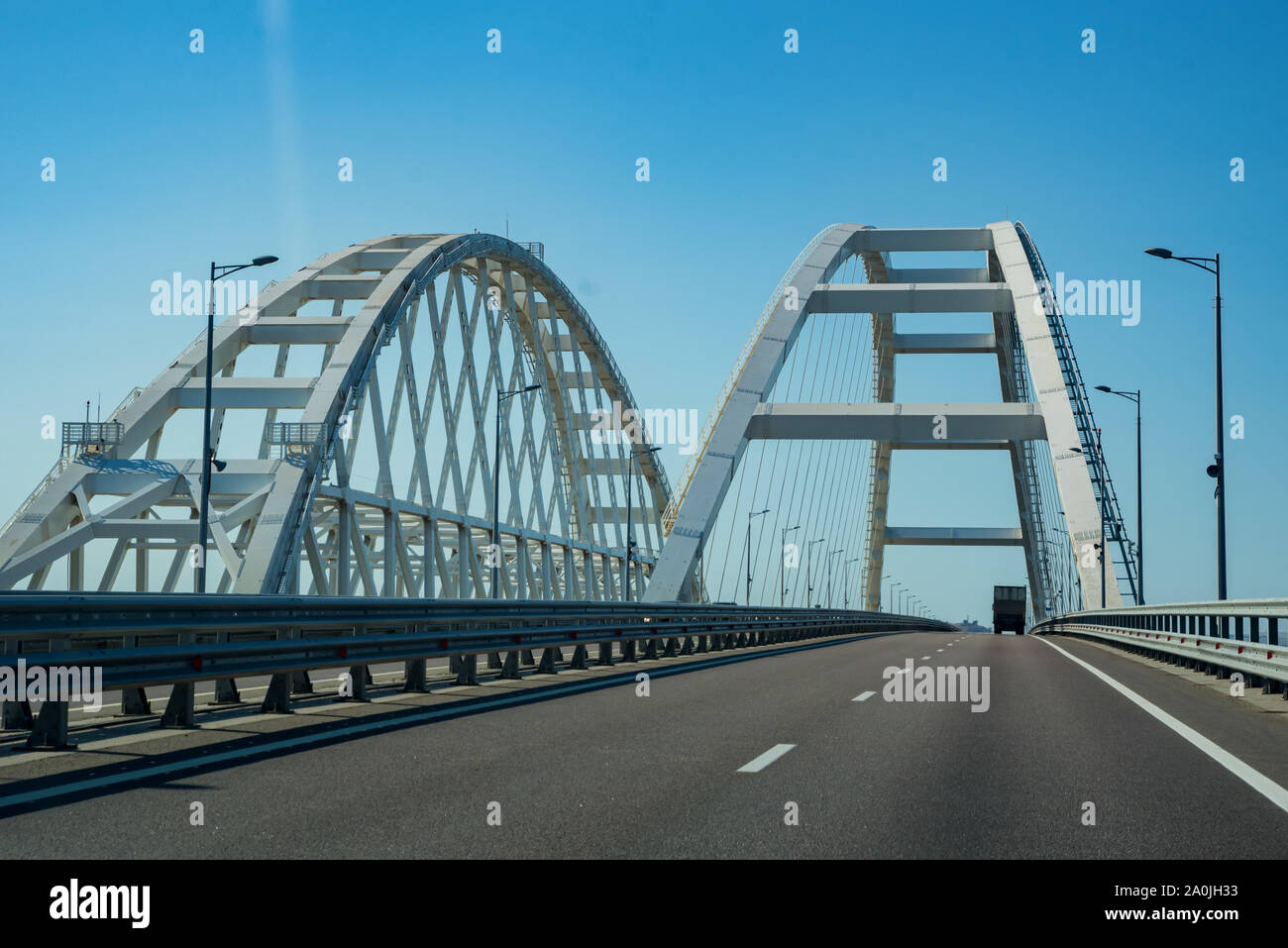 KERCH, Russia - 5 agosto 2019: Cars andare in Crimea automobile ponte di collegamento delle rive del stretto di Kerch: Taman e Kerch. Giorno d'estate e di sole Foto Stock