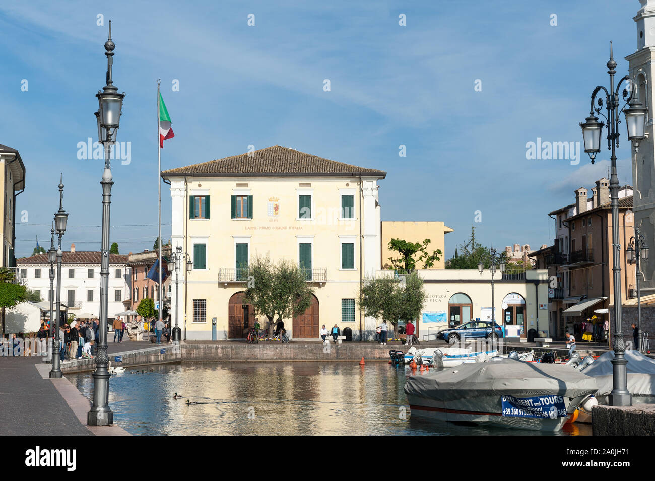 Il vecchio porto di Lazise, provincia di Verona, regione Veneto, Italia Foto Stock