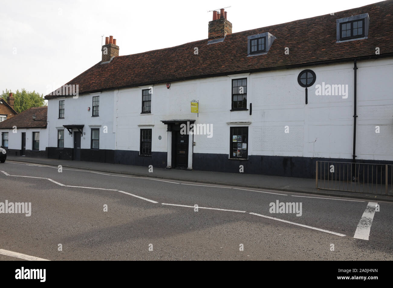 97-99 High Road, Broxbourne, Hertfordshire, è un lungo edificio con pargettting restaurata dall'Hertfordshire Building Preservation Trust. Foto Stock