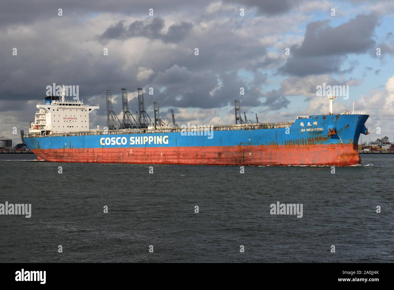 Il bulk carrier Jin Wen Feng lascia il porto di Rotterdam il 3 luglio 2019. Foto Stock