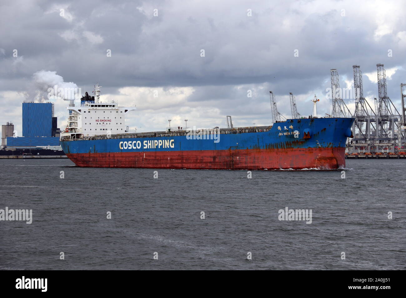 Il bulk carrier Jin Wen Feng lascia il porto di Rotterdam il 3 luglio 2019. Foto Stock