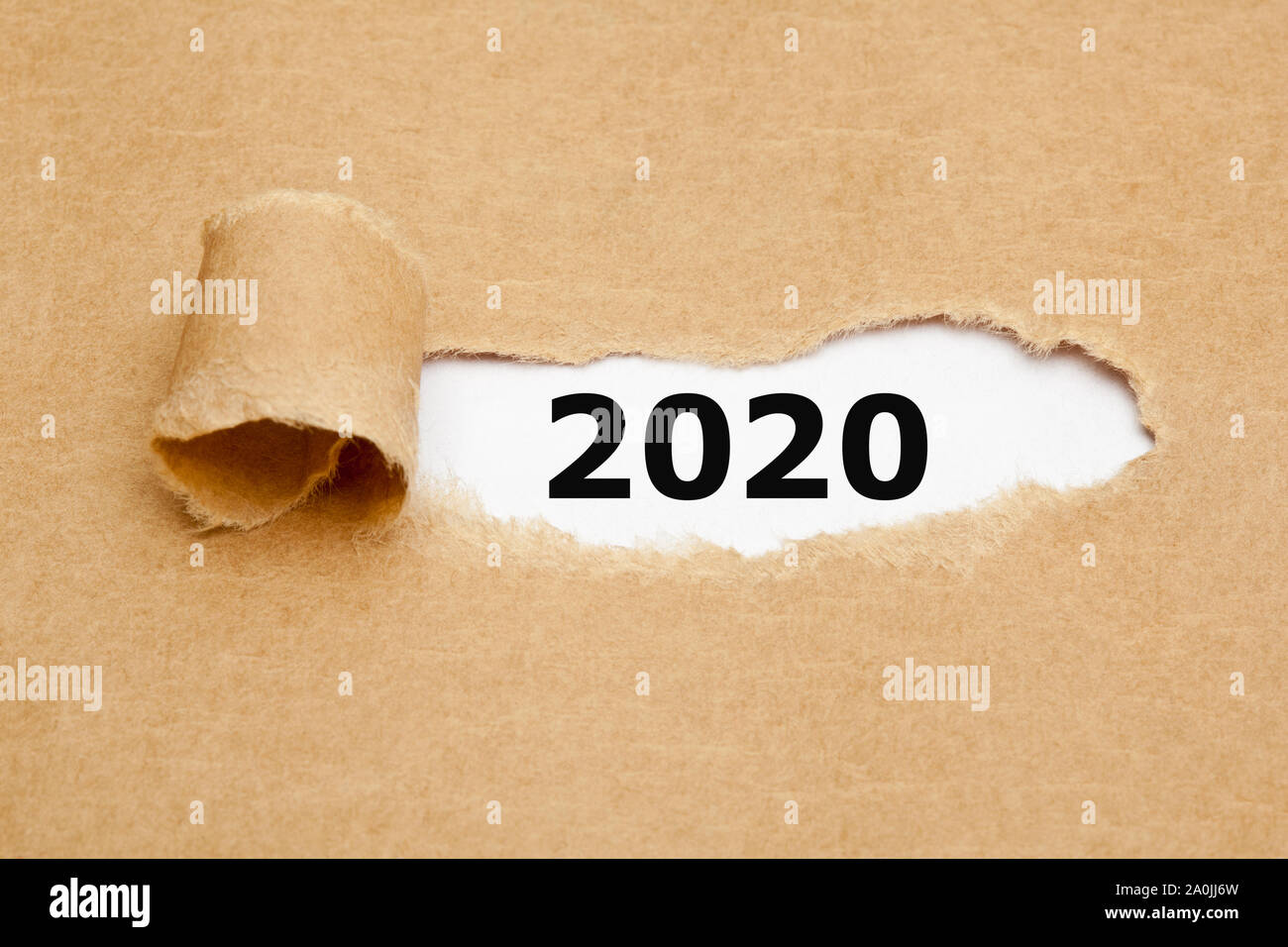 Stampato nuovo anno 2020 concetto che appaiono dietro strappato carta marrone. Foto Stock