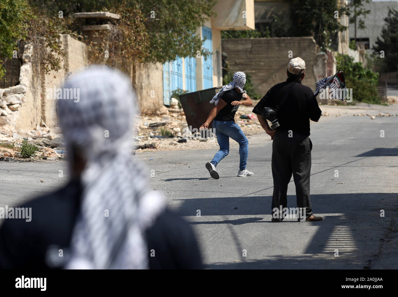 Nablus, West Bank, Territorio palestinese. Xx Settembre, 2019. I dimostranti palestinesi portano pneumatici per essere bruciato durante gli scontri con forze di sicurezza israeliane a seguito di una dimostrazione settimanale contro l'espropriazione delle terre palestinesi da parte di Israele nel villaggio di Kfar Qaddum, vicino la Cisgiordania città di Nablus su Settembre 20, 2019 Credit: Shadi Jarar'Ah/immagini APA/ZUMA filo/Alamy Live News Foto Stock