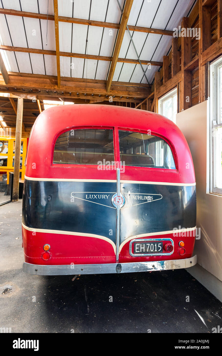 NELSON, Nuova Zelanda - 16 ottobre 2018: Rosso bus retrò nel museo, fondatori Park. Vista posteriore. In verticale Foto Stock