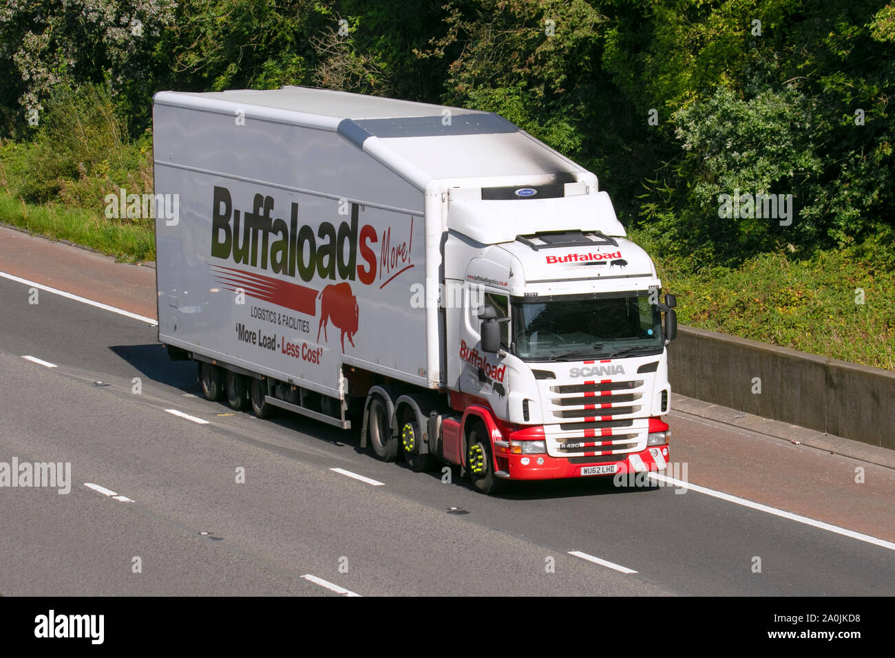 Lancaster, Regno Unito. Xx Settembre, 2019. Logistica Buffaload Scania R-SRS L-Class; autostrada pesante di merci alla rinfusa camion di consegna trasporti, autocarro, trasporto, carrello, cargo speciale, veicolo, consegna, trasporti, industria, merci sulla M6 a Lancaster, UK Credit: MediaWorldImages/Alamy Live News Foto Stock