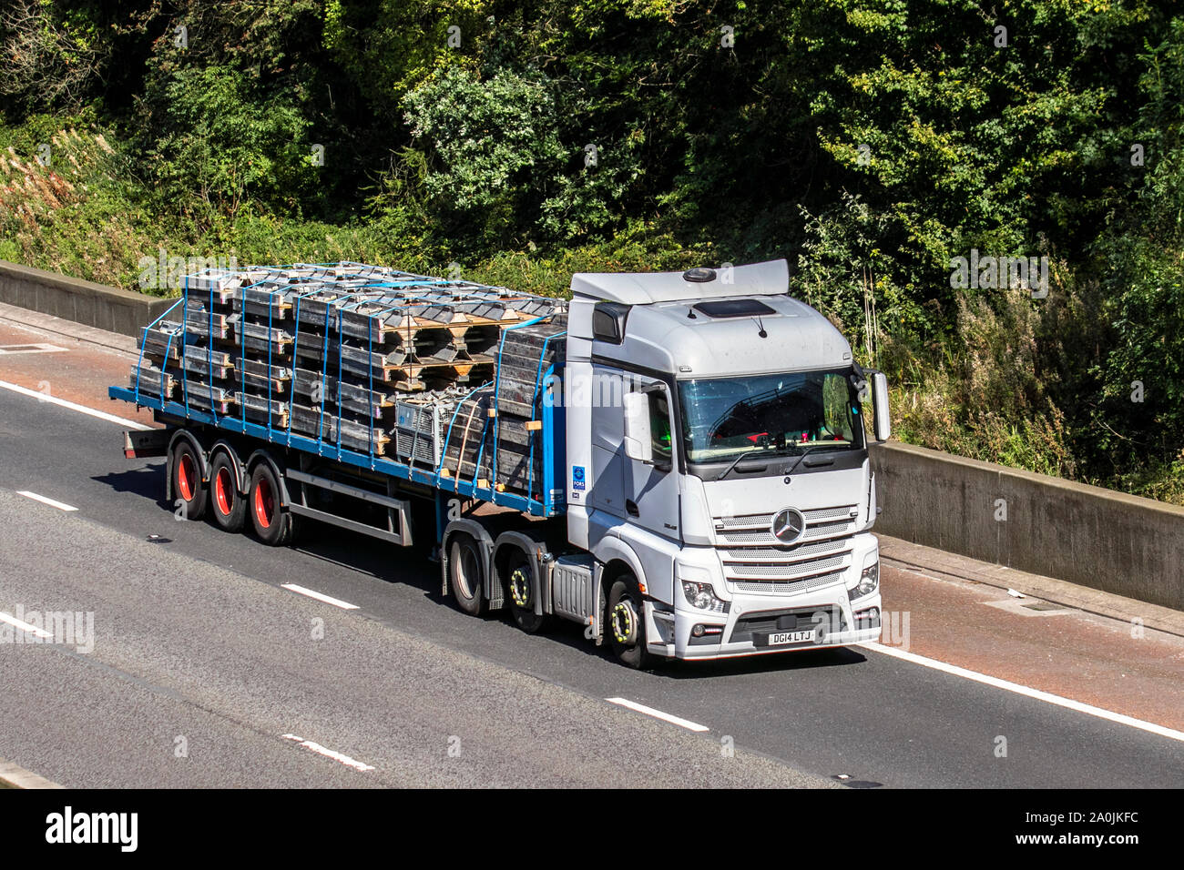 Lancaster, Regno Unito. Xx Settembre, 2019. Autostrada pesante di merci alla rinfusa camion di consegna trasporti, autocarro, trasporto, carrello, cargo speciale, veicolo, consegna, trasporti, industria, merci sulla M6 a Lancaster, UK Credit: MediaWorldImages/Alamy Live News Foto Stock