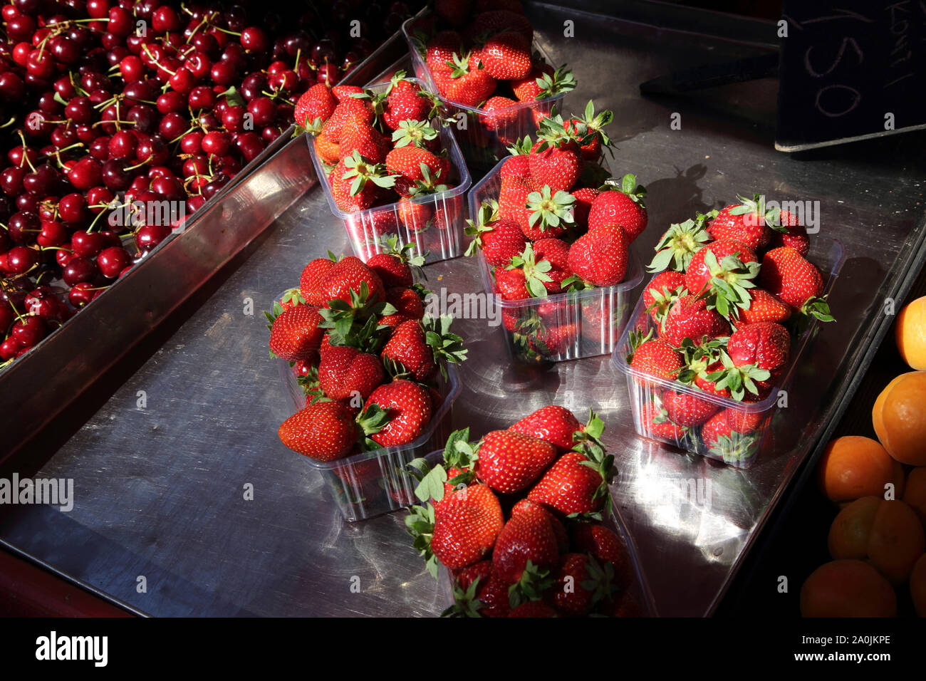Vouliagmeni Atene Attica Grecia Punnets Mercato di fragole Foto Stock