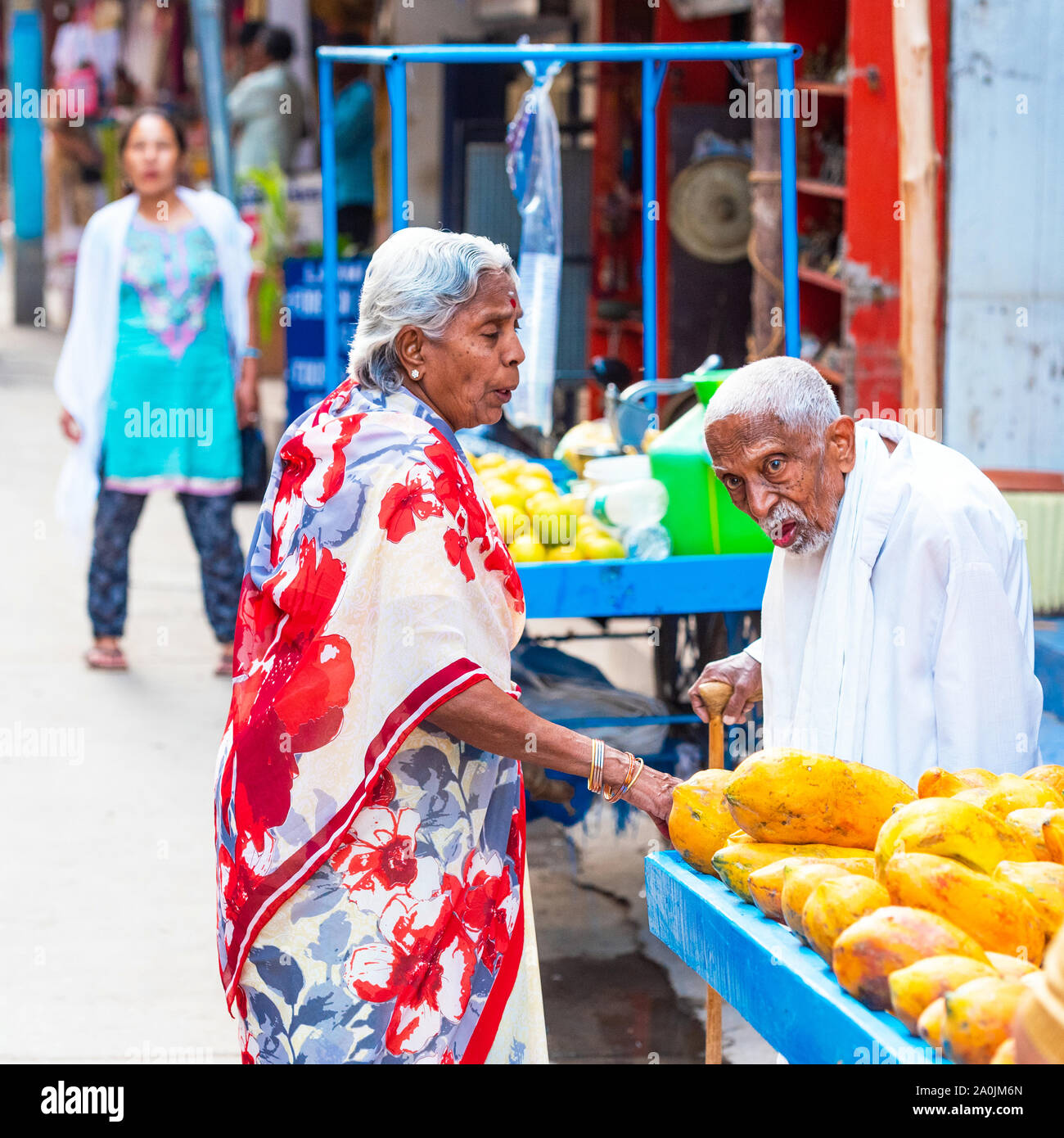 PUTTAPARTHI, India - 29 novembre 2018: Anziani giovane indiano al mercato locale. Con il fuoco selettivo Foto Stock