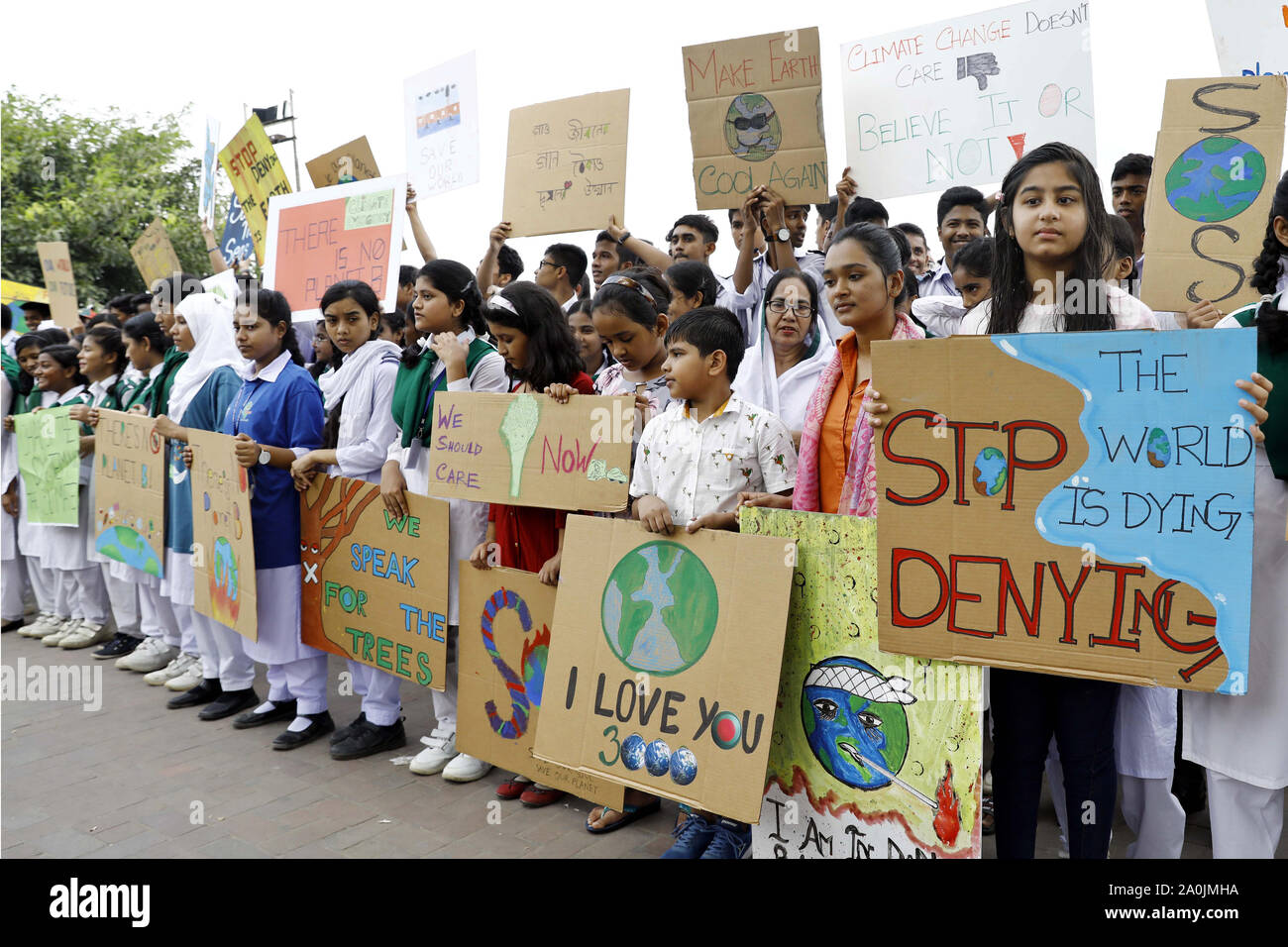 Dacca in Bangladesh - Settembre 20, 2019: centinaia di studenti hanno preso parte ad una manifestazione di protesta a Dhaka esortando i leader politici di tutto il mondo ad agire contro clima cha Foto Stock