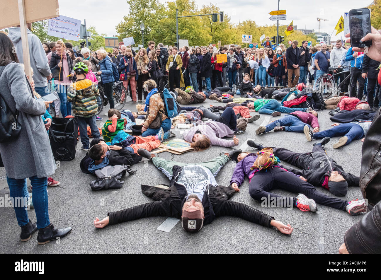 Berlino, Germania, la Porta di Brandeburgo. Xx Settembre 2019. Oggi le persone partecipano al clima globale sciopero in più di 150 paesi e si è pensato che l'azione sarà la più grande protesta ambientale nella storia. I berlinesi riuniti presso la Porta di Brandeburgo a mezzogiorno e la grande folla era composta di giovani e anziani da tutti i sentieri della vita. Lo sciopero coincide con la riunione del clima Gabinetto del governo tedesco Foto Stock