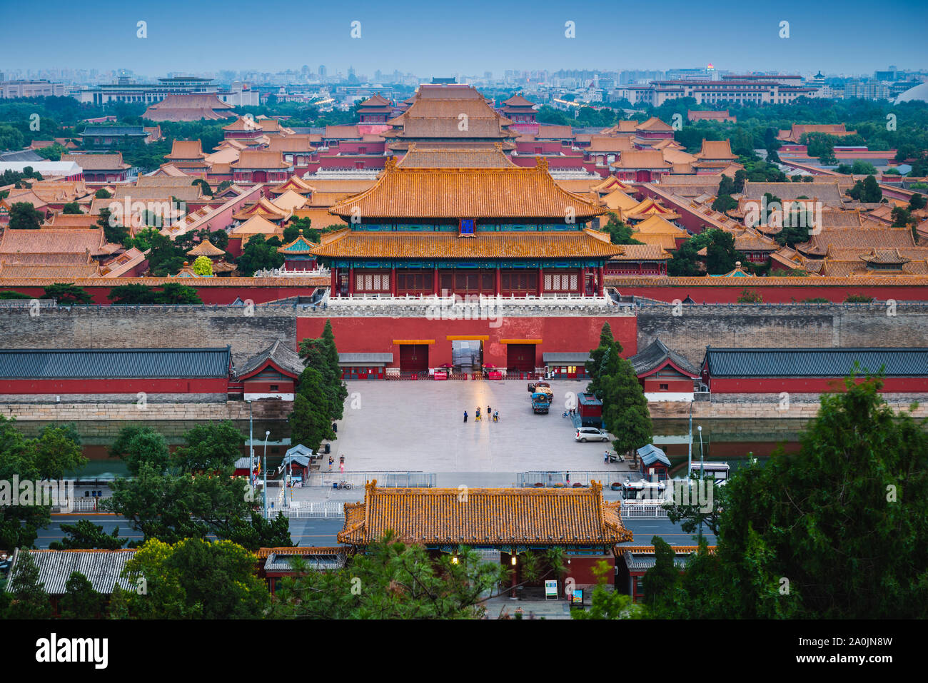 Guardando verso il massiccio complesso palazzo alla Città Proibita di Pechino, Cina. Foto Stock