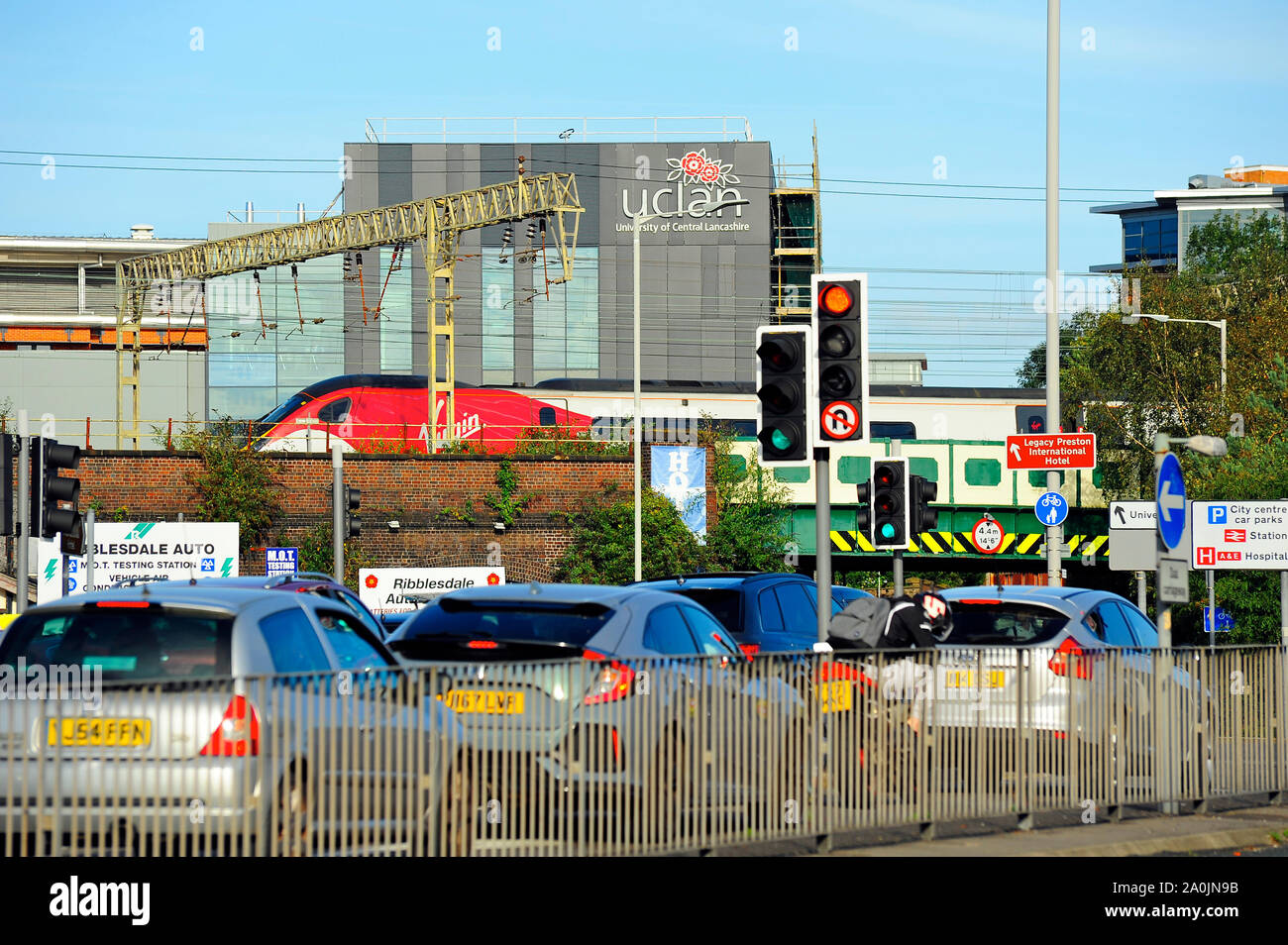 Vergine treno passa la University of Central Lancashire a Preston sul suo viaggio a nord in Scozia Foto Stock