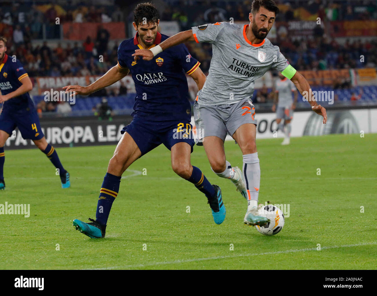 Federico Fazio di come Roma e Mahmut Tekdemir durante l'Europa League Group stage partita di calcio tra la Roma - Instabul Basaksehir allo Stadio Olimpico di Roma Italia 19 Settembre 2019 Foto Stock