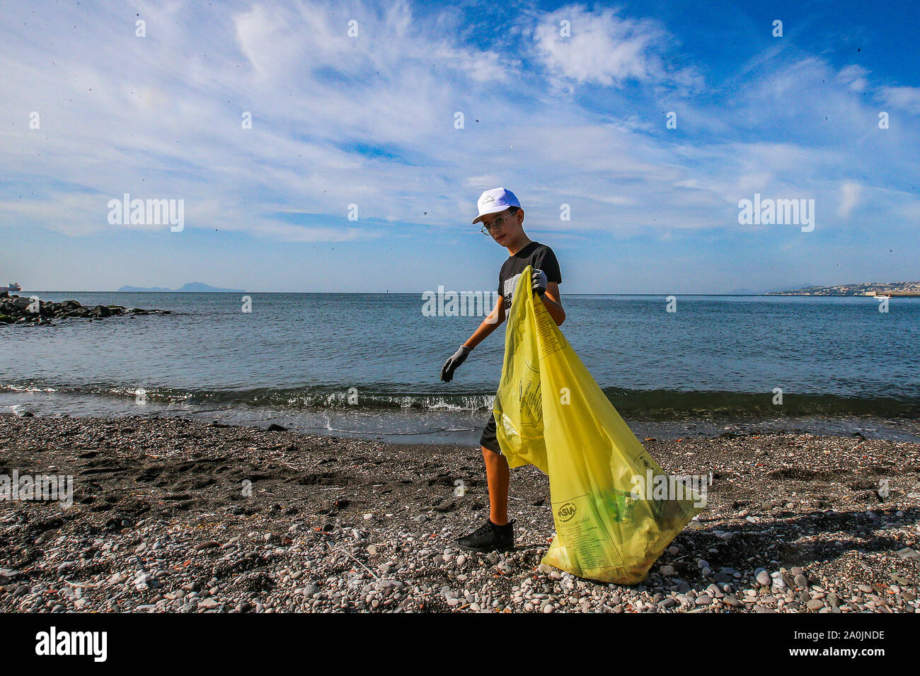 Napoli, Italia. Xx Settembre, 2019. Gli studenti del Scialoja - scuola di cortese a Napoli partecipa al mondo Cleanup giornata presso la spiaggia libera di San Giovanni a Teduccio. L'azione è parte del progetto promosso dal Ministero dell Ambiente e della Tutela del Territorio e del mare (foto di Antonio Balasco/Pacific Stampa) Credito: Pacific Press Agency/Alamy Live News Foto Stock