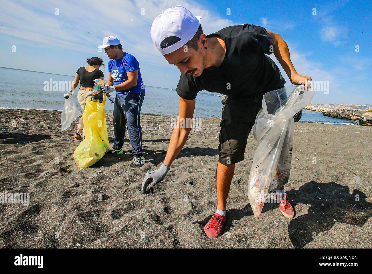 Napoli, Italia. Xx Settembre, 2019. Gli studenti del Scialoja - scuola di cortese a Napoli partecipa al mondo Cleanup giornata presso la spiaggia libera di San Giovanni a Teduccio. L'azione è parte del progetto promosso dal Ministero dell Ambiente e della Tutela del Territorio e del mare (foto di Antonio Balasco/Pacific Stampa) Credito: Pacific Press Agency/Alamy Live News Foto Stock