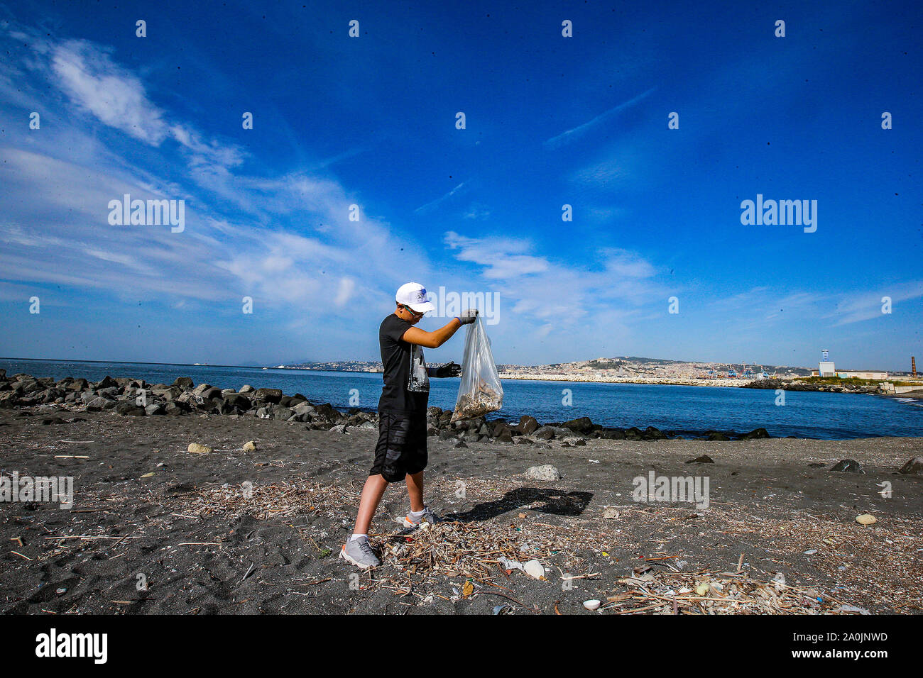 Napoli, Italia. Xx Settembre, 2019. Gli studenti del Scialoja - scuola di cortese a Napoli partecipa al mondo Cleanup giornata presso la spiaggia libera di San Giovanni a Teduccio. L'azione è parte del progetto promosso dal Ministero dell Ambiente e della Tutela del Territorio e del mare (foto di Antonio Balasco/Pacific Stampa) Credito: Pacific Press Agency/Alamy Live News Foto Stock