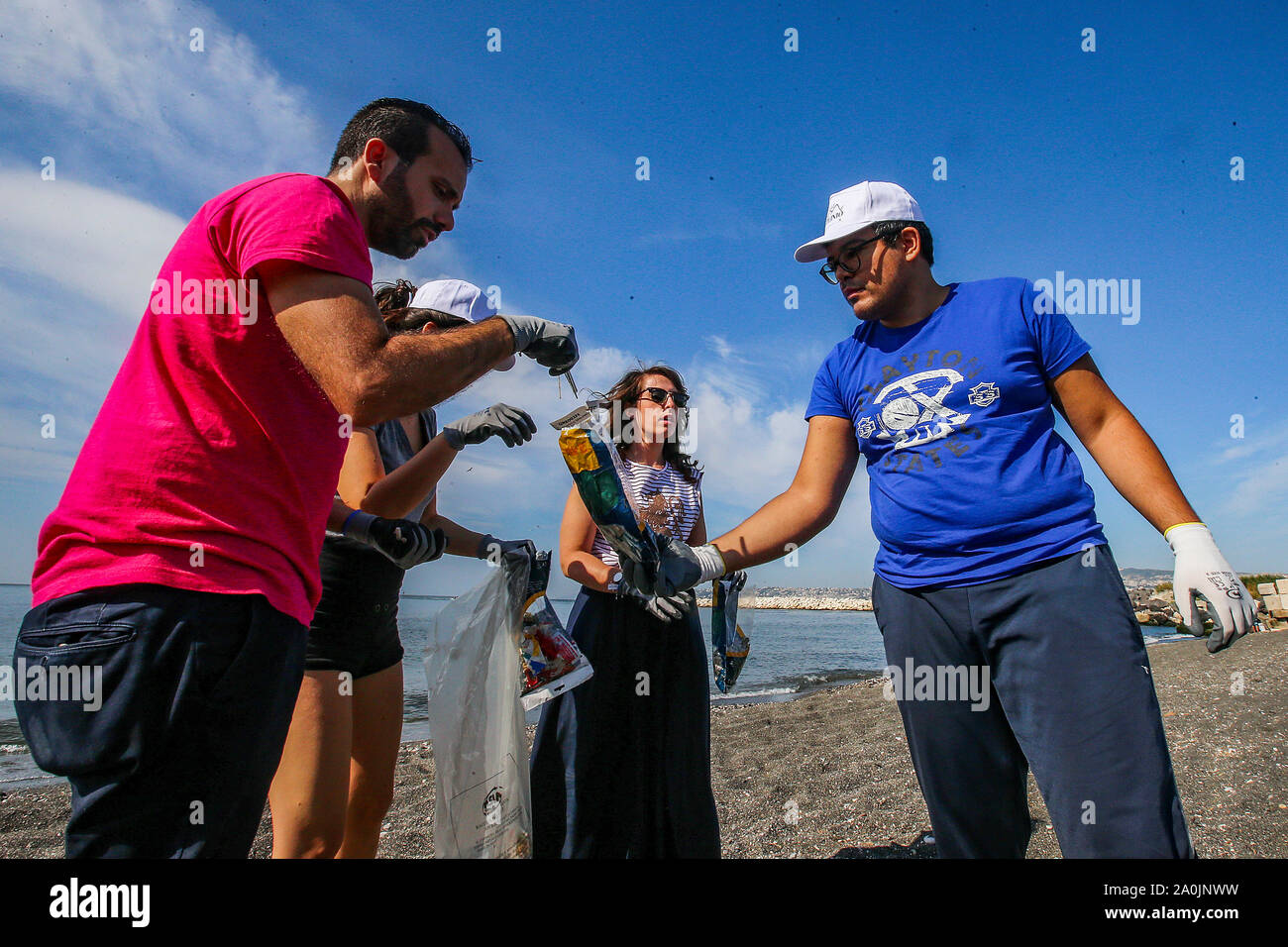 Napoli, Italia. Xx Settembre, 2019. Gli studenti del Scialoja - scuola di cortese a Napoli partecipa al mondo Cleanup giornata presso la spiaggia libera di San Giovanni a Teduccio. L'azione è parte del progetto promosso dal Ministero dell Ambiente e della Tutela del Territorio e del mare (foto di Antonio Balasco/Pacific Stampa) Credito: Pacific Press Agency/Alamy Live News Foto Stock