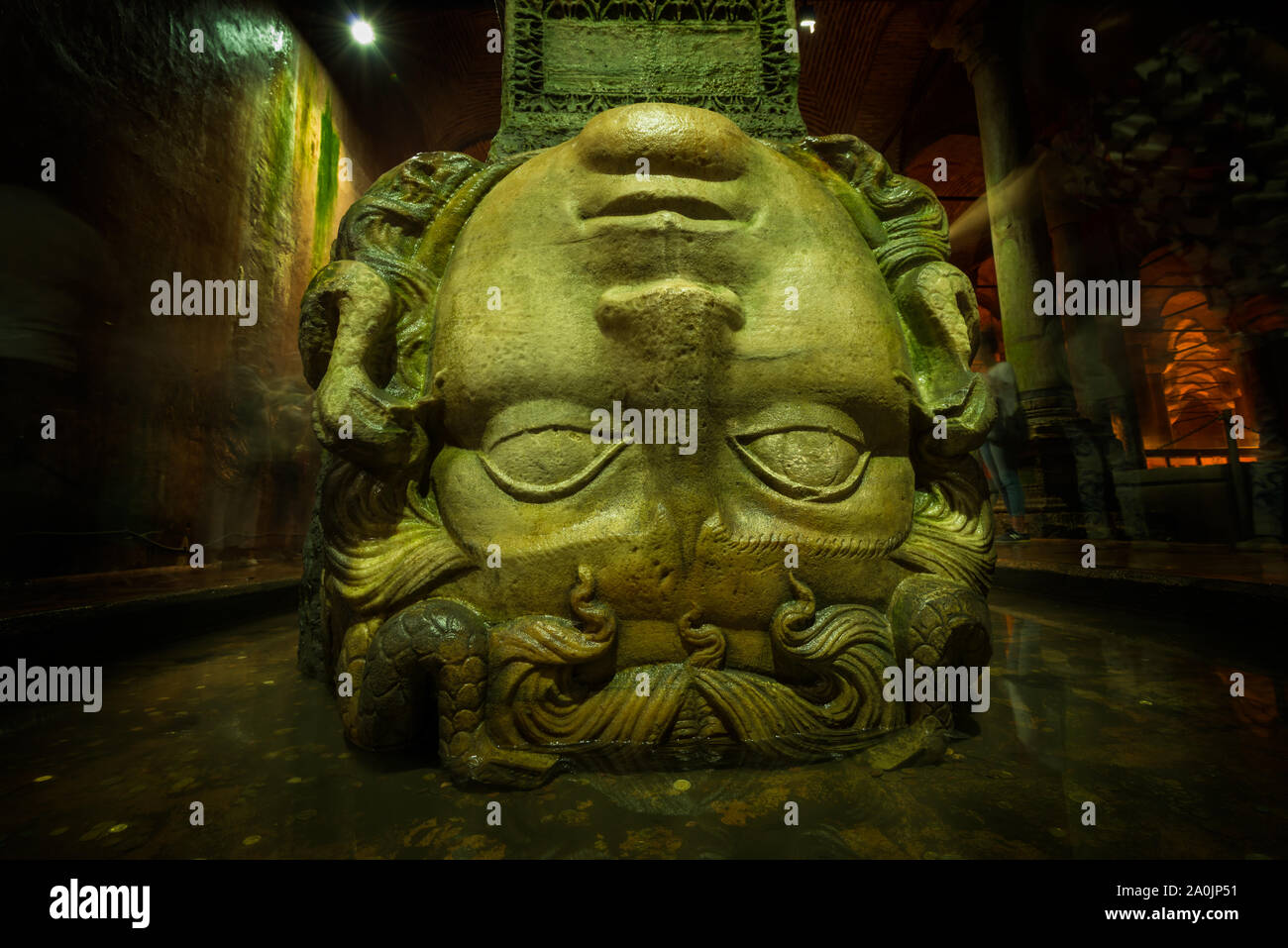 Il gigante testa di Medusa sotto la Basilica Cisterna ad Istanbul in Turchia. Foto Stock