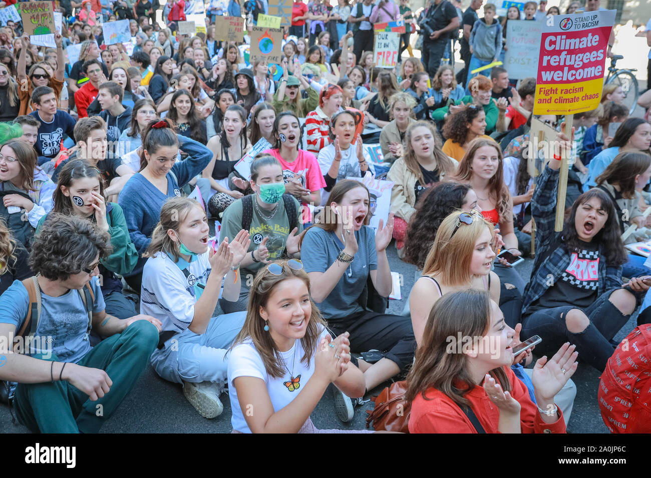 Westminster, Londra, Regno Unito, 20 settembre 2019. Manifestanti stadio a sedersi cadano al di fuori di Downing Street. Come il pomeriggio progredisce, manifestanti fanno la loro strada verso il basso di Whitehall, e verso Trafalgar Square. Decine di migliaia di bambini, giovani e adulti protestare per azione per il clima e contro le cause del cambiamento climatico nella capitale britannica. Molte simili proteste avvengono nelle città di tutto il mondo in una giornata globale di azione per il clima. Foto Stock