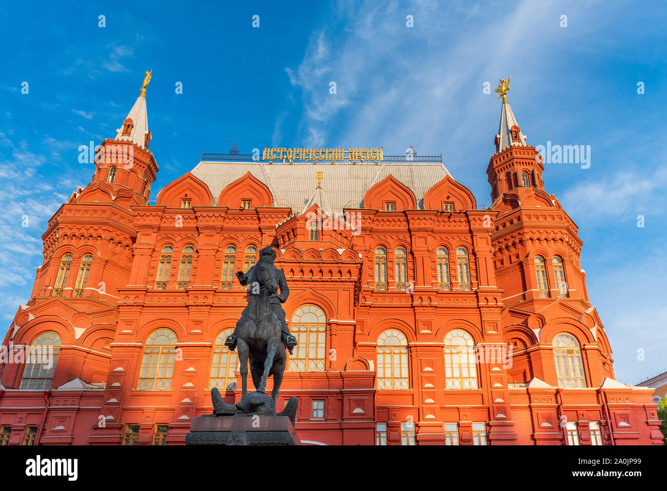 Mosca, Russia - 16 Maggio 2019: Monumento a maresciallo Zhukov sullo sfondo del museo storico statale Foto Stock