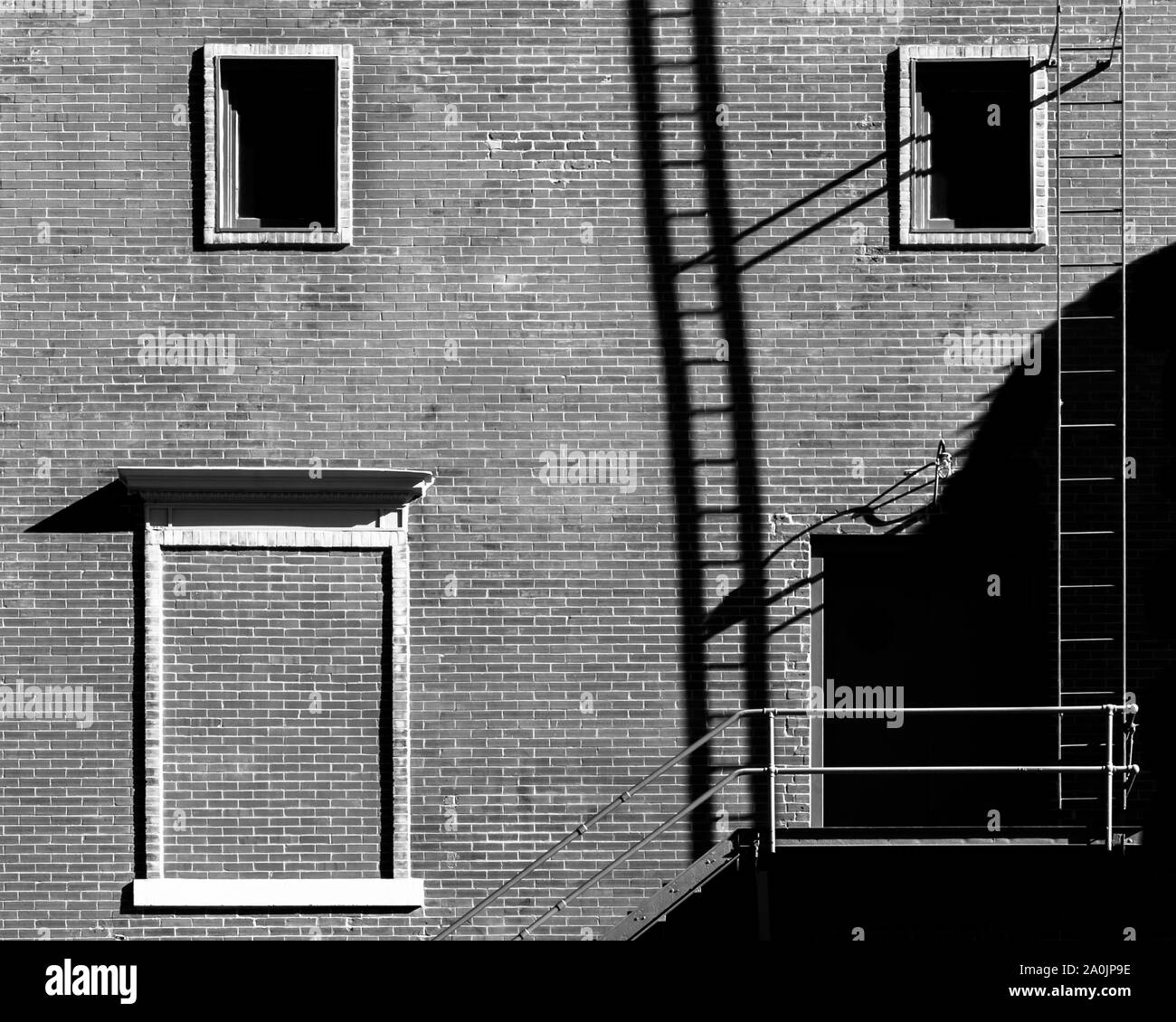 Ombre sulla facciata di un edificio di mattoni Foto Stock