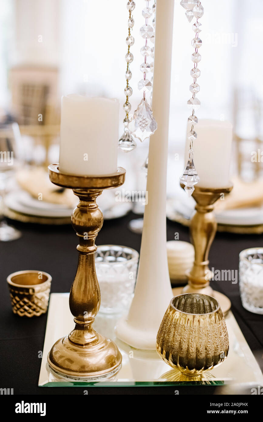 Tall candelabri d'oro con candele bianche decorare la tavola a caso Foto  stock - Alamy