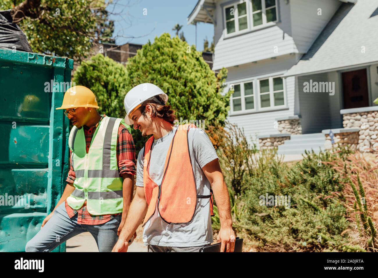 Gli uomini che lavorano al di fuori. Foto Stock