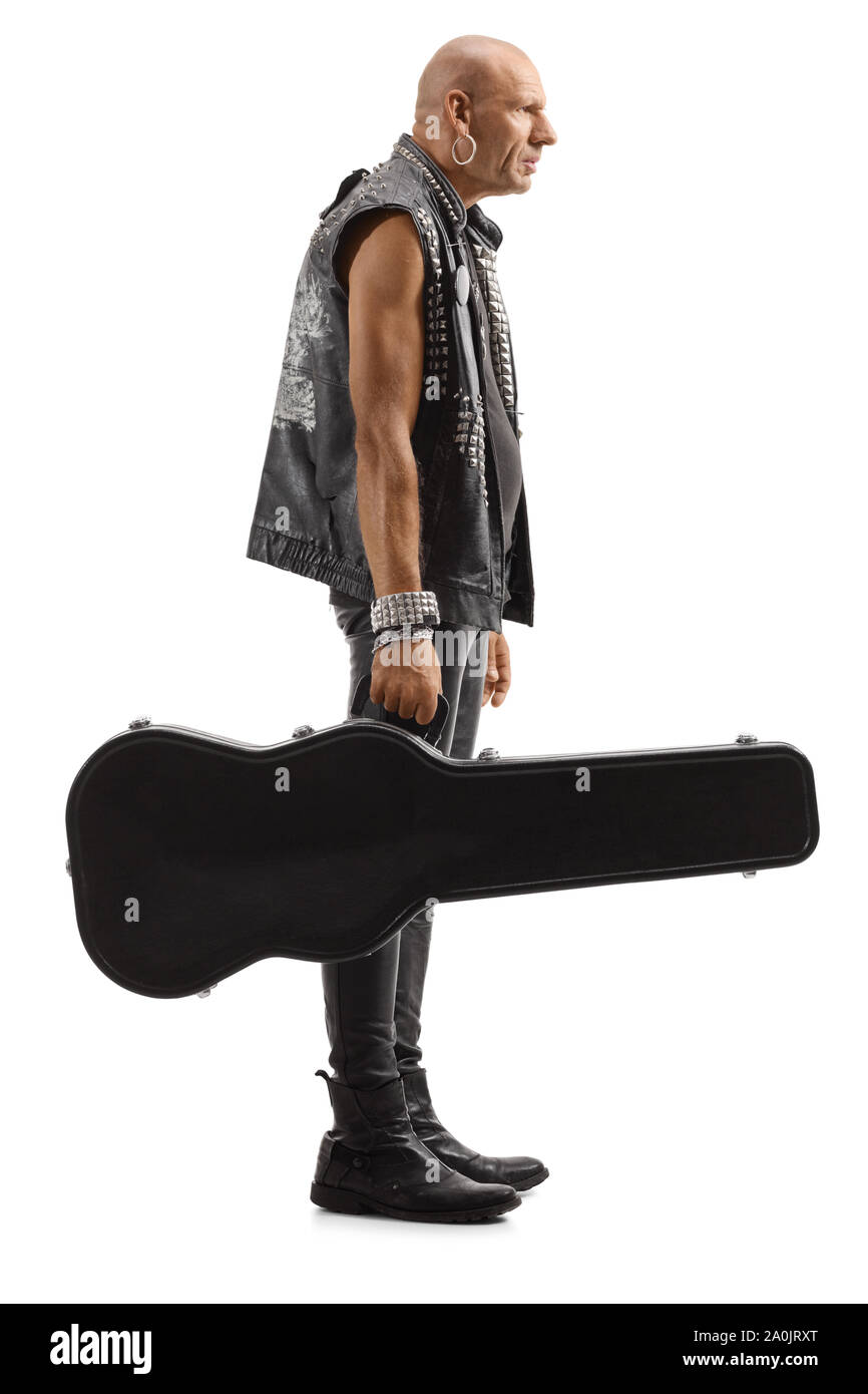 Lunghezza piena ripresa del profilo di una rock star in piedi con una chitarra in un caso isolato su sfondo bianco Foto Stock