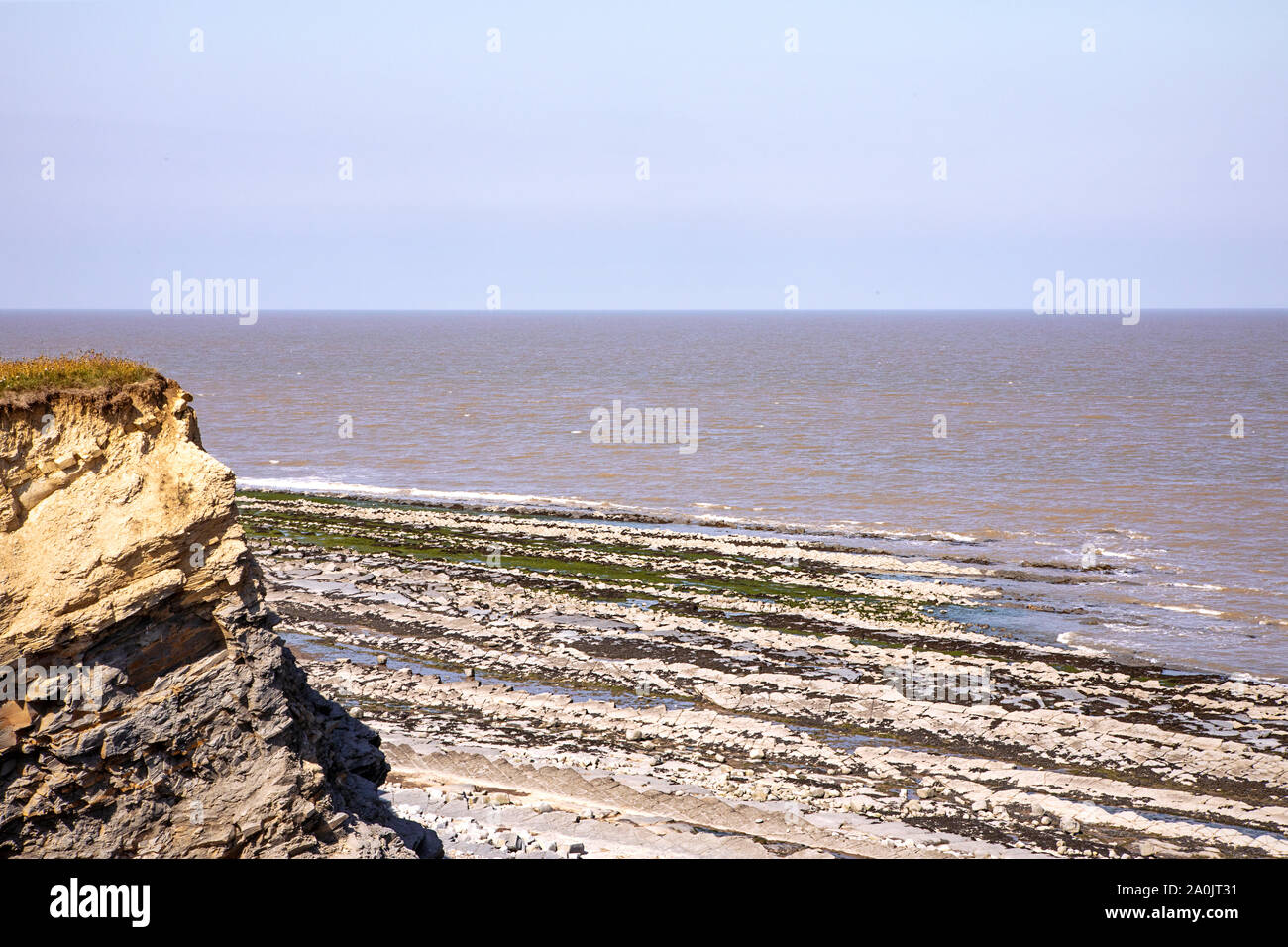 Scenic Kilve beach Somerset in Inghilterra. Giorno d'estate. Costa inglese paesaggio. Linea di orizzonte, giornata di sole. Regno Unito Foto Stock