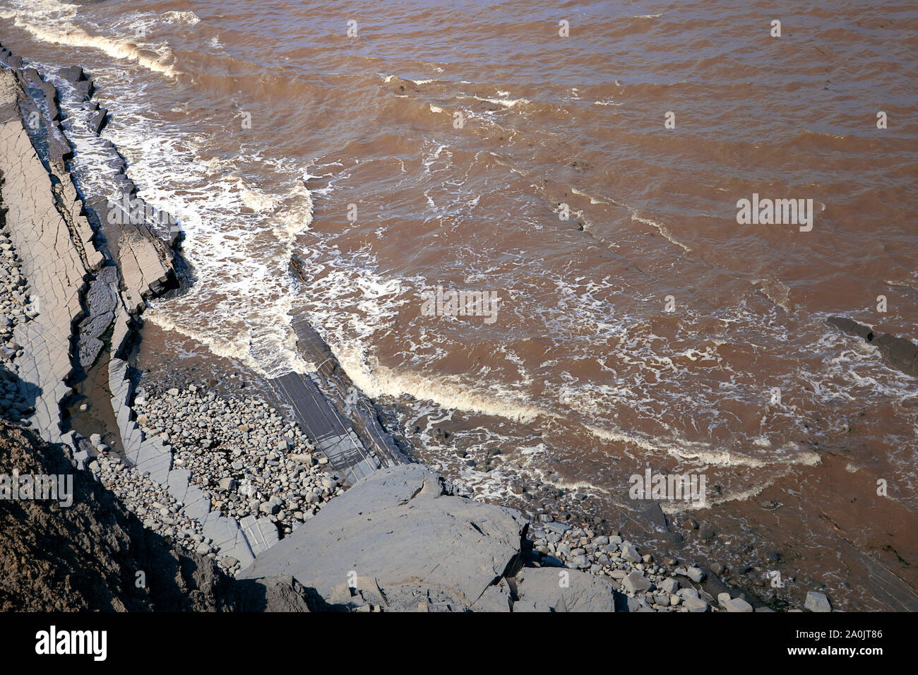 Kilve famosa spiaggia di Somerset in Inghilterra. Giorno d'estate. Costa inglese paesaggio. Regno Unito. Interessanti formazioni di roccia vicino. Jurassic rock forme. Foto Stock