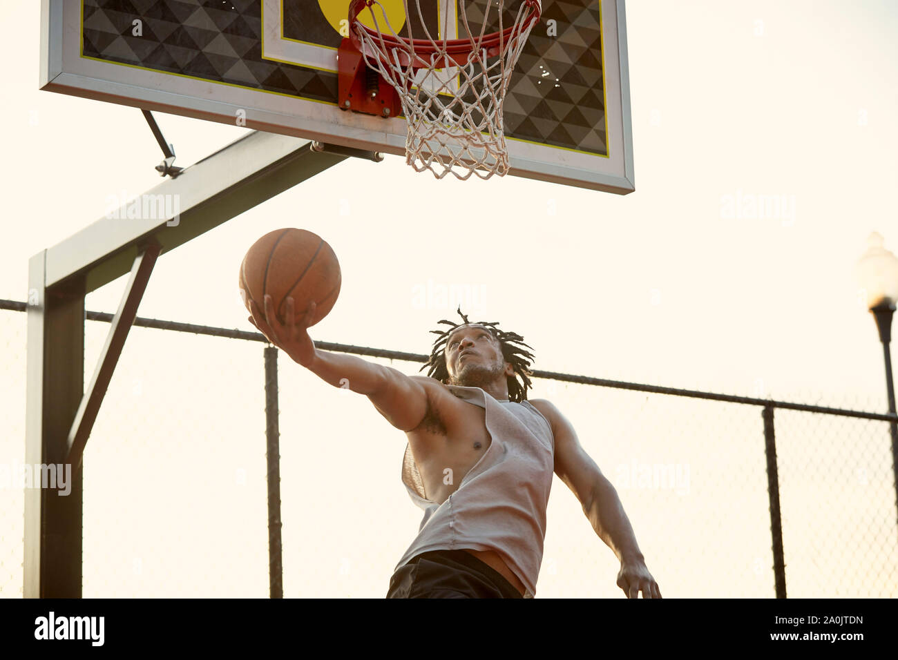 Afro-americano di uomo giocare a basket all'aperto Foto Stock