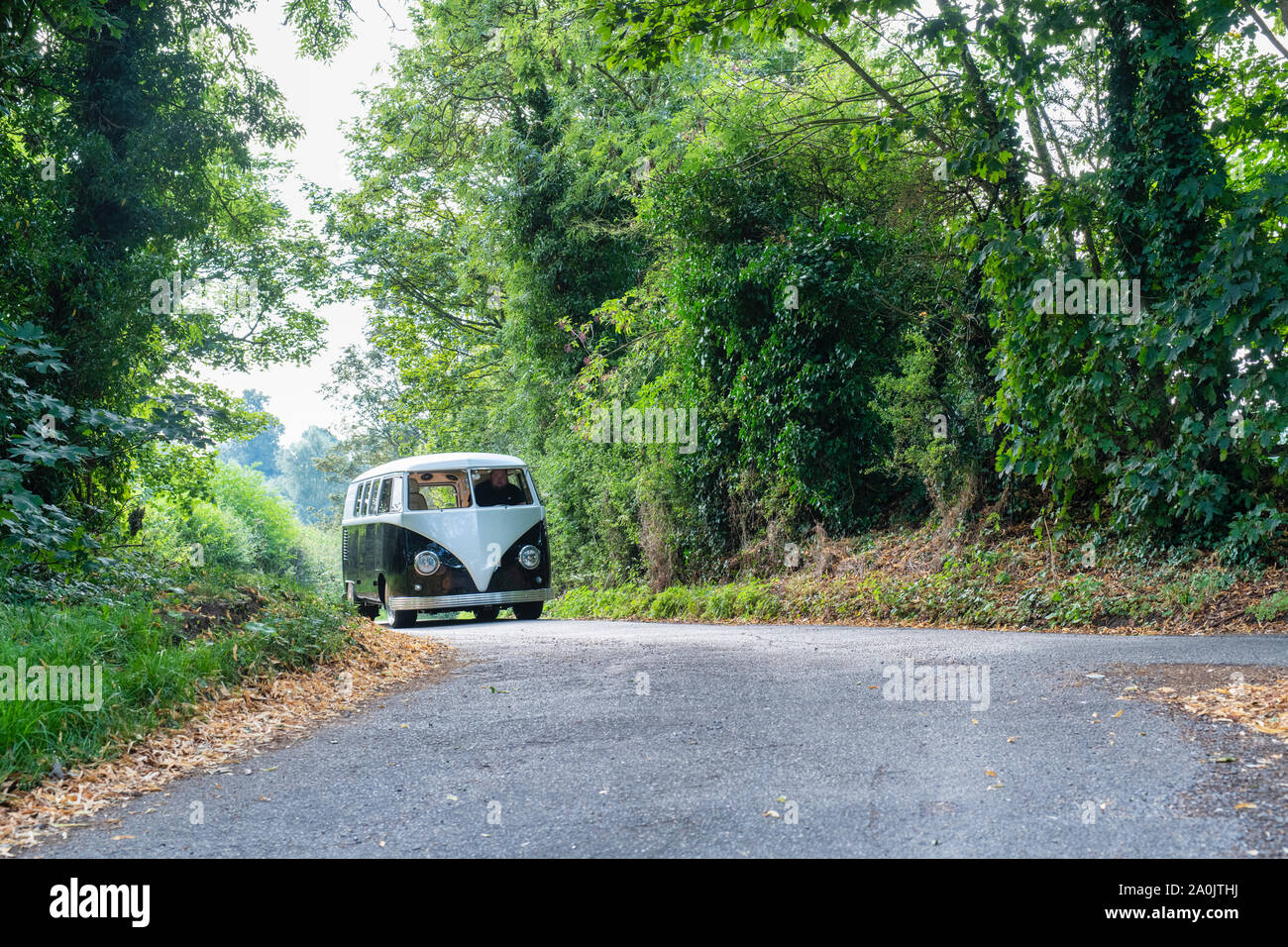 VW split screen campervan andando a un classico auto show in Oxfordshire campagna. Broughton, Banbury, Inghilterra Foto Stock