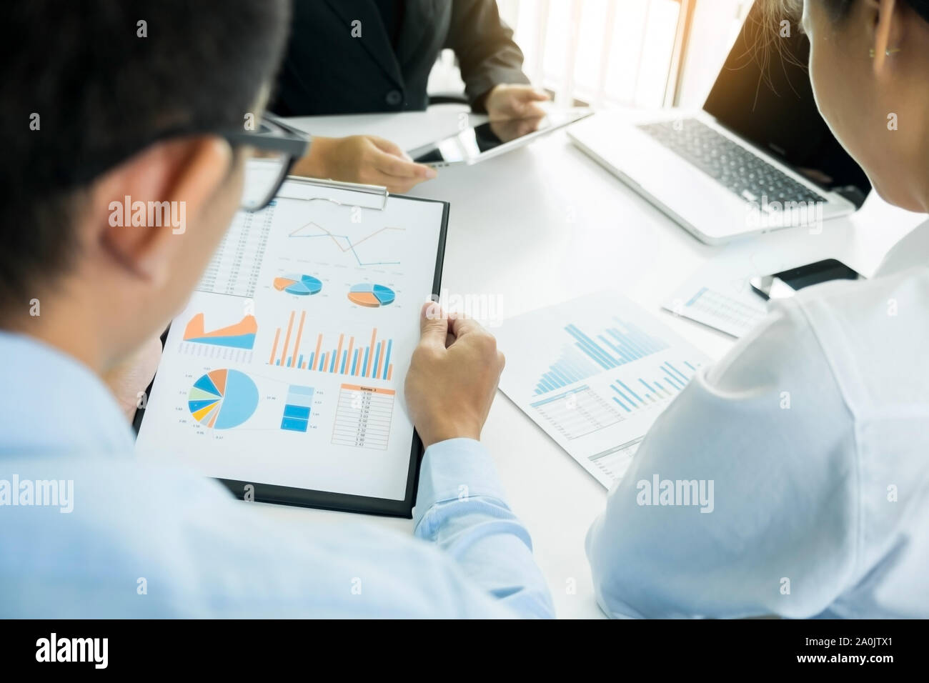Lavoro di squadra processo. giovani i business manager personale che lavora con il nuovo progetto di avvio. portatile sul tavolo di legno, tastiera di digitazione, texting messaggio, analizzare grap Foto Stock