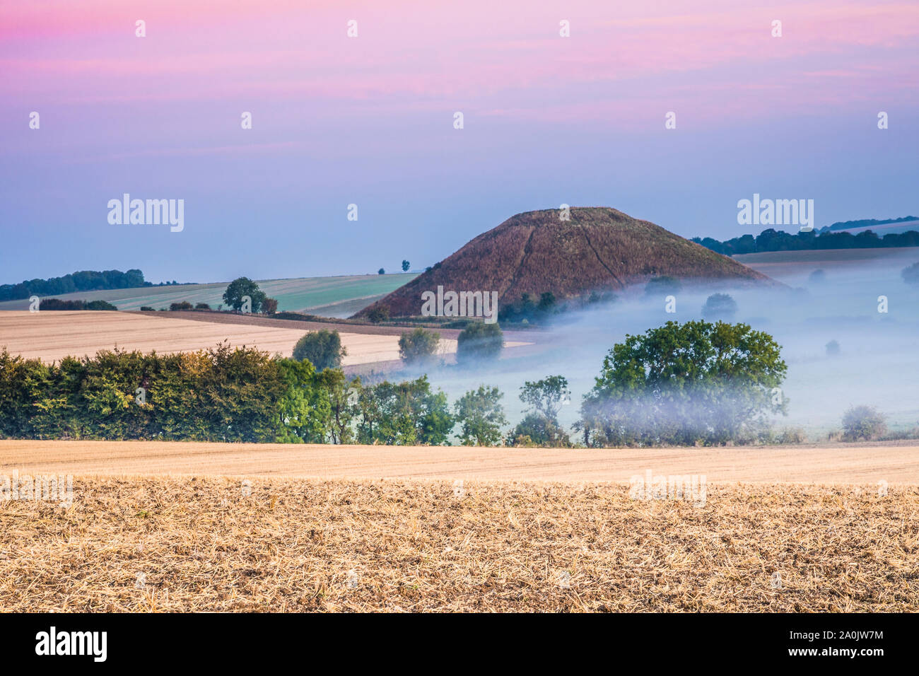 Una tarda estate sunrise su Silbury Hill nel Wiltshire. Foto Stock