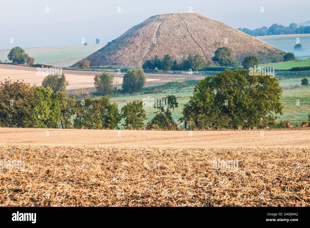 Una tarda estate sunrise su Silbury Hill nel Wiltshire. Foto Stock