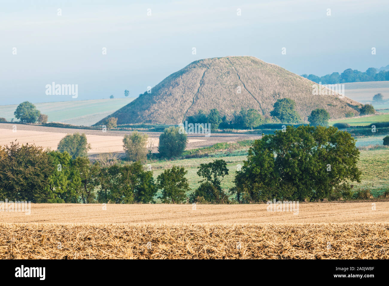 Una tarda estate sunrise su Silbury Hill nel Wiltshire. Foto Stock