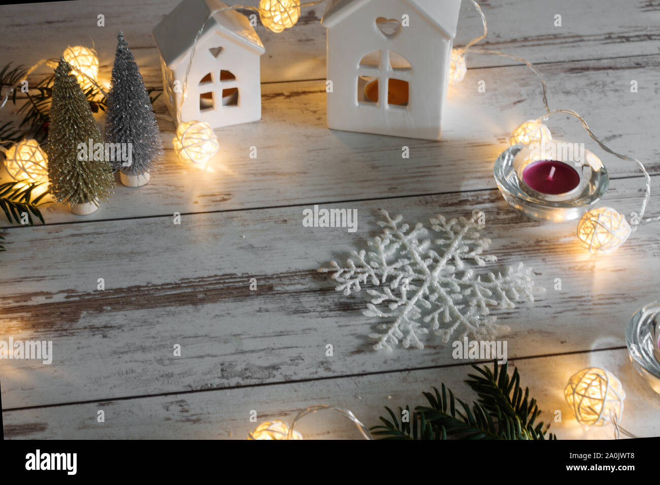 Natale o Capodanno decorazione sfondo: pelliccia-rami di albero, le luci di Natale, candele con copia spazio. Foto Stock