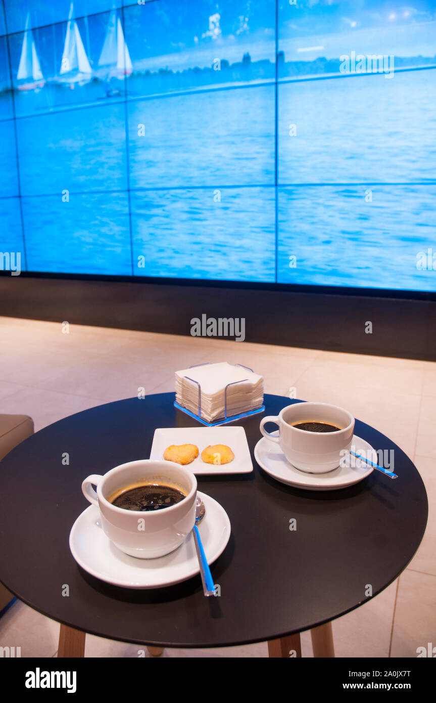 Due tazze di caffè e biscotti in una caffetteria. Foto Stock
