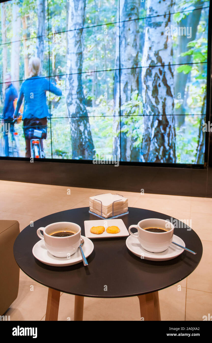 Due tazze di caffè e biscotti in una caffetteria. Foto Stock