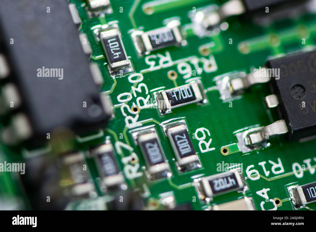 Immagine ravvicinata di unità per circuito stampato con visibile resistori, condensatori e micro procesors. Foto Stock