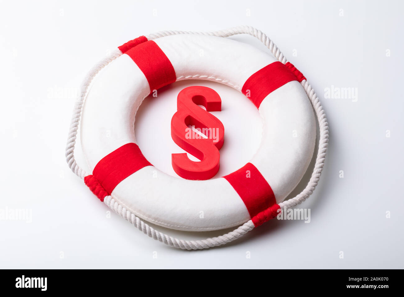 Close-up del punto rosso segno con salvagente isolati su sfondo bianco Foto Stock