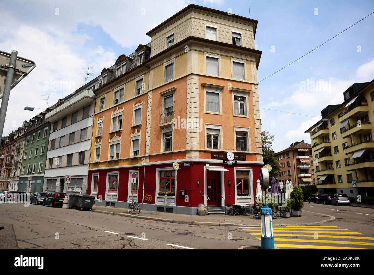 Zurigo, Svizzera,Luglio 21,2019:rosso arancio edificio con vuoto street e crosswalk a Zurigo,bellissima architettura antica di piccolo edificio residenziale Foto Stock
