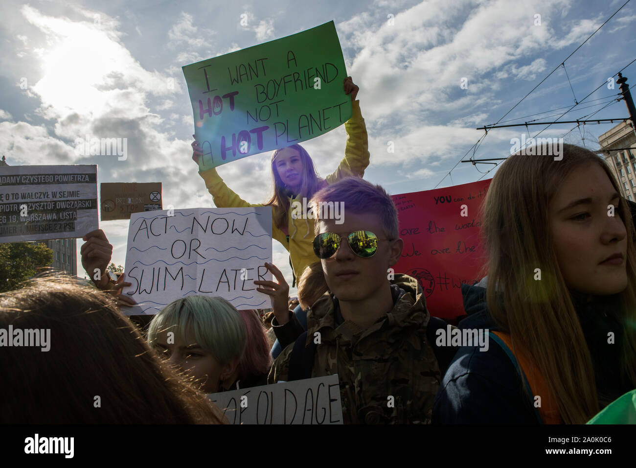 Manifestanti holding cartelloni durante i cambiamenti climatici colpiscono in Varsavia.Migliaia di bambini, gli alunni e gli studenti hanno preso parte a marzo a Varsavia - organizzata dal Mlodziezowy Strajk Klimatyczny (sciopero della gioventù per il Clima) - che fa parte delle proteste globali contro il cambiamento climatico. I manifestanti di esigere che i responsabili politici in materia di riscaldamento globale, l aria e la terra dell'inquinamento. Foto Stock