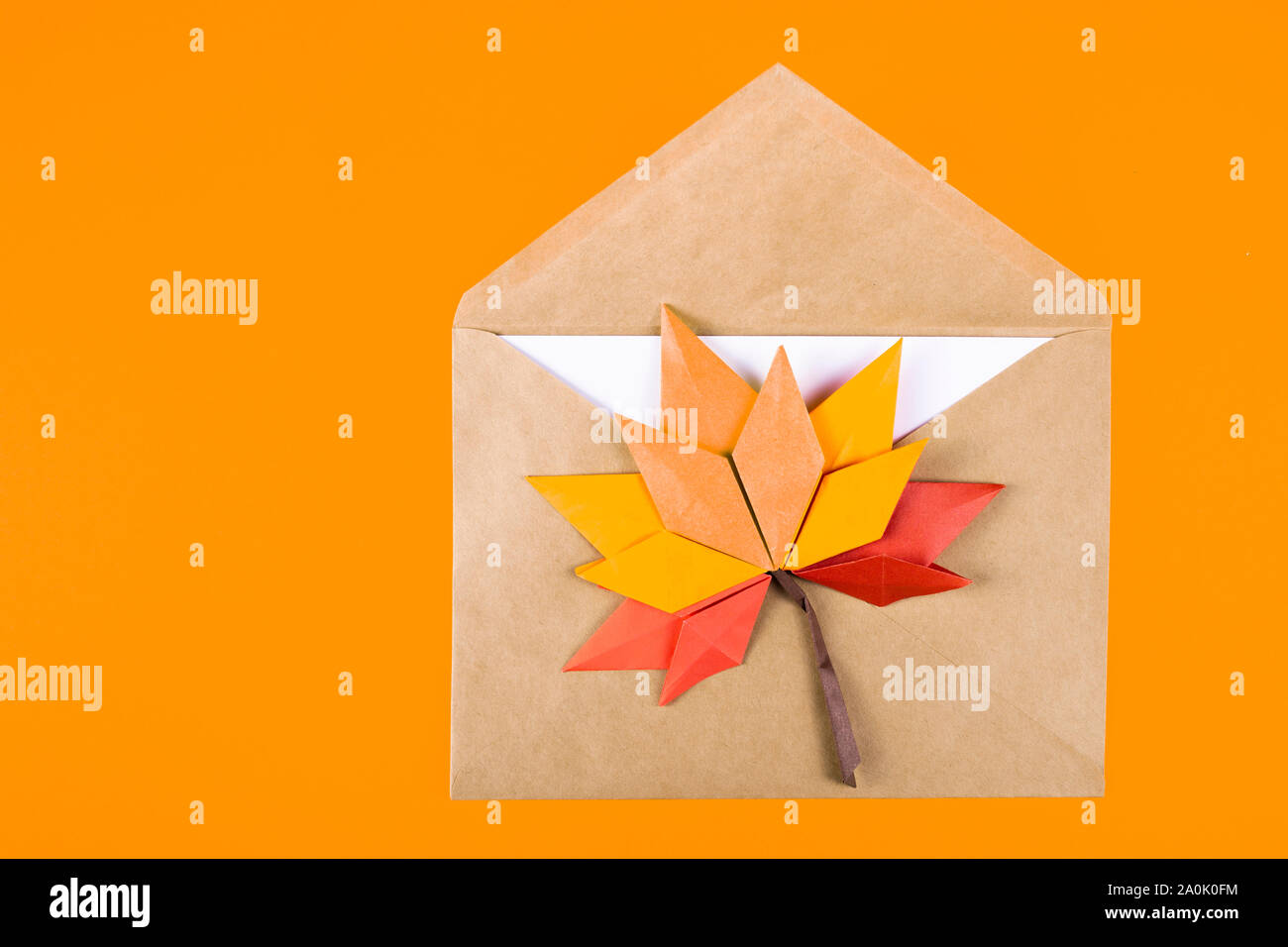 Origami papercraft autunno concetto caduta foglie la lettera in una busta  su uno sfondo semplice craft art Foto stock - Alamy