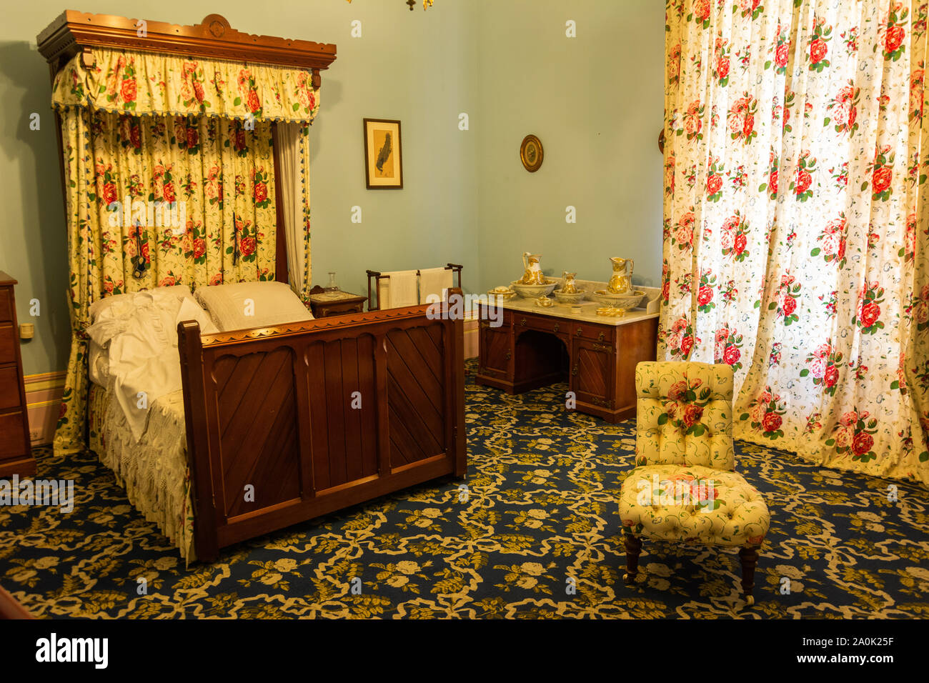 Werribee, Victoria, Australia - 19 Marzo 2017. Vista interna di una camera da letto a Werribee Park Mansion, con la mobilia di periodo. Foto Stock