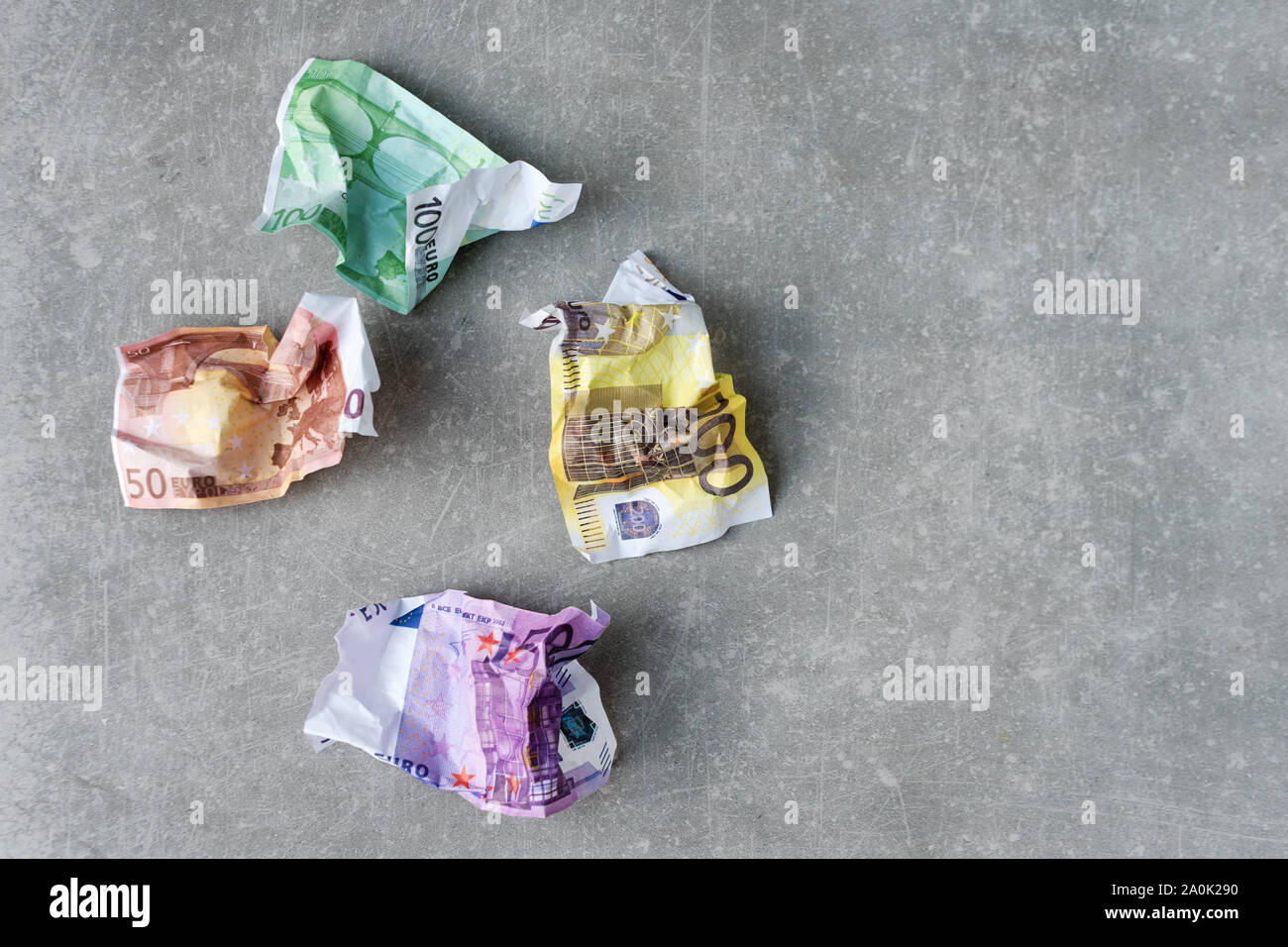 Pila di accartocciata banconote in euro. Il valore monetario internazionale, valuta forte inflazione, rifiuti. Copyspace per testo, il fuoco selettivo Foto Stock