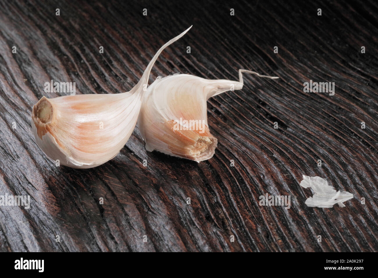 Aglio fresco lampadina e spicchi di aglio sul tavolo di legno Foto Stock